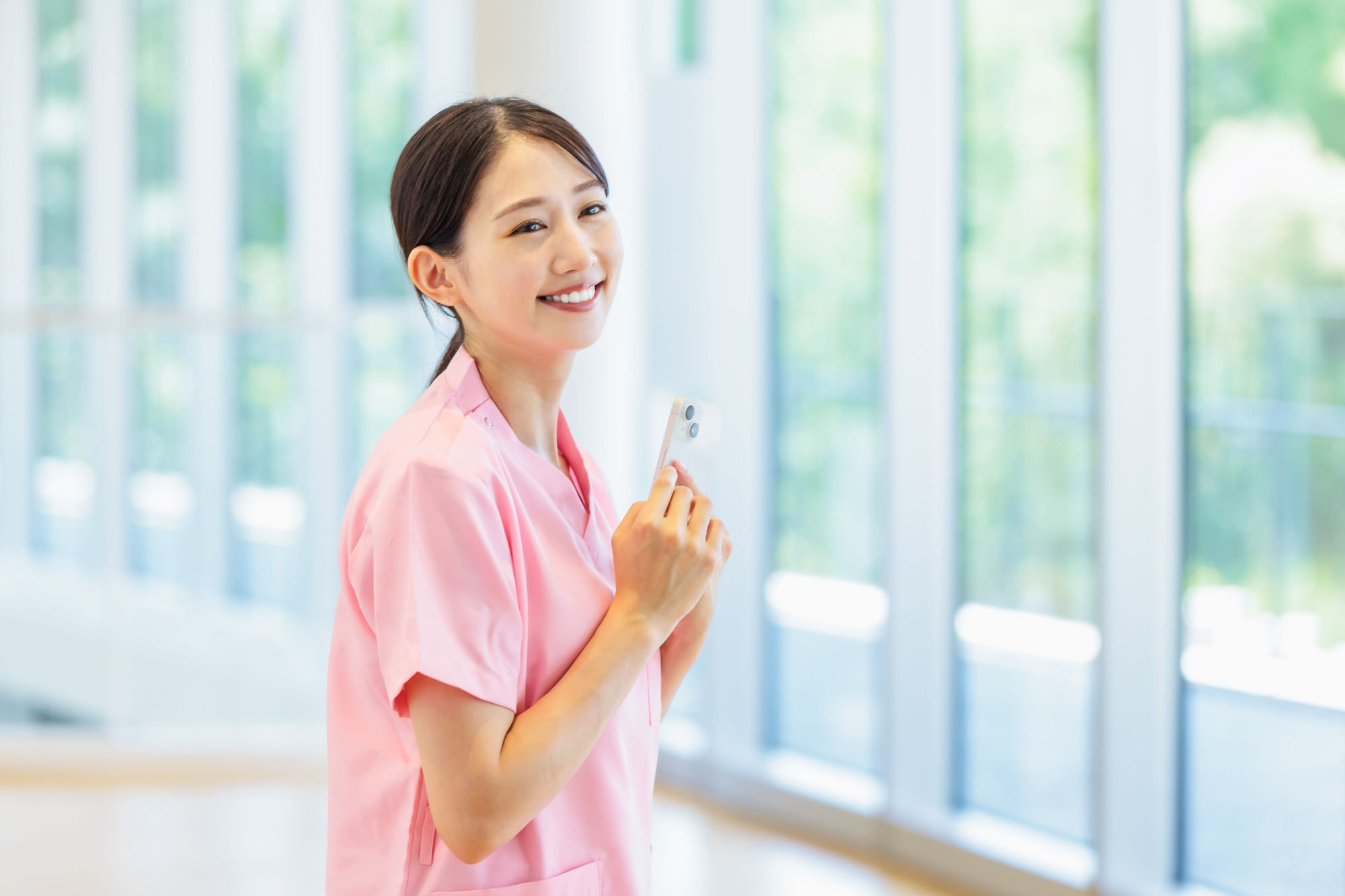 スマホアプリで仕事を探す看護師